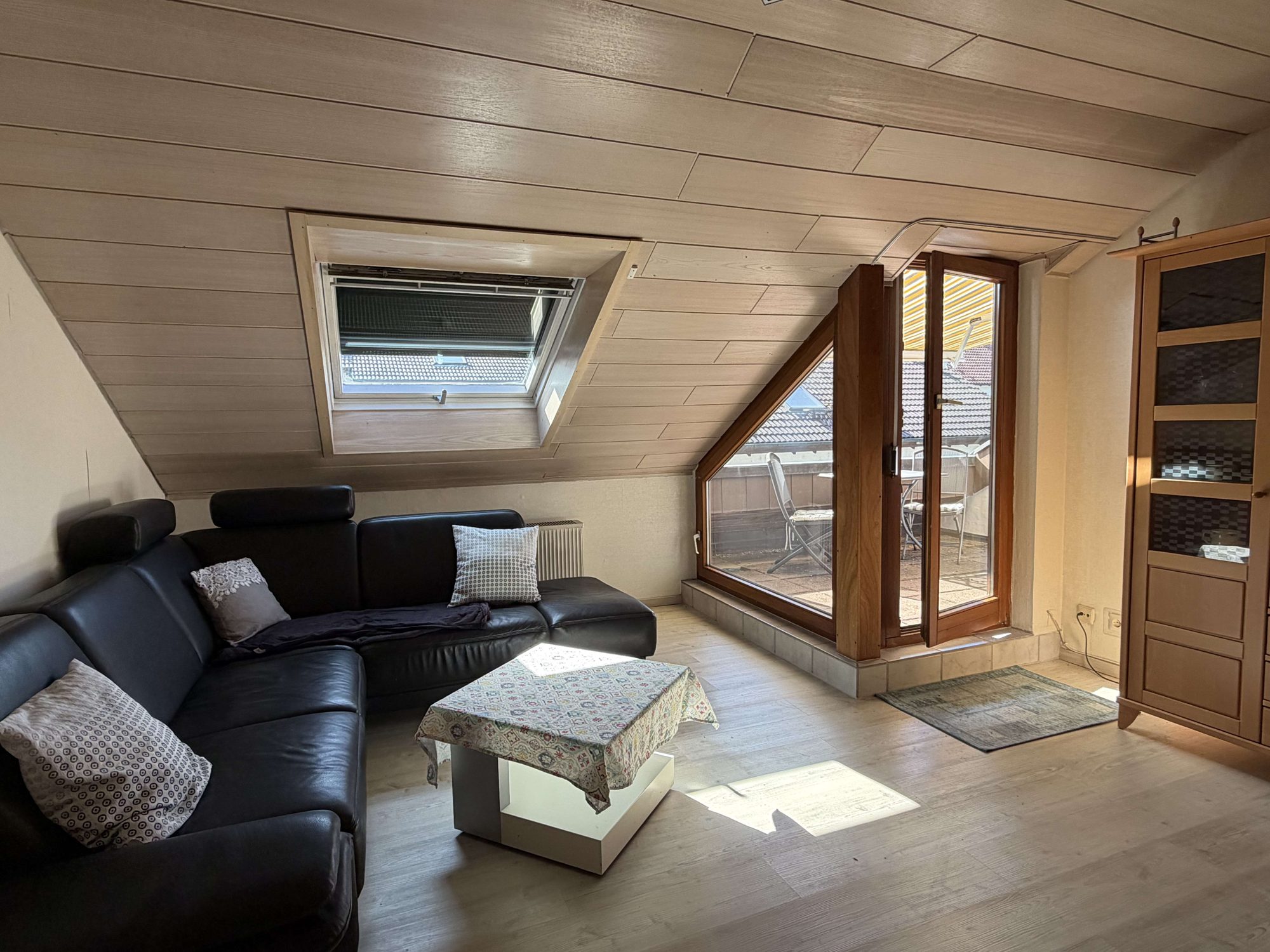 Wohnzimmer mit Zugang zum Balkon